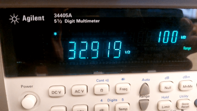 The digital multimeter determines the “exact” value of a 33 kΩ (5% tolerance) resistor.
