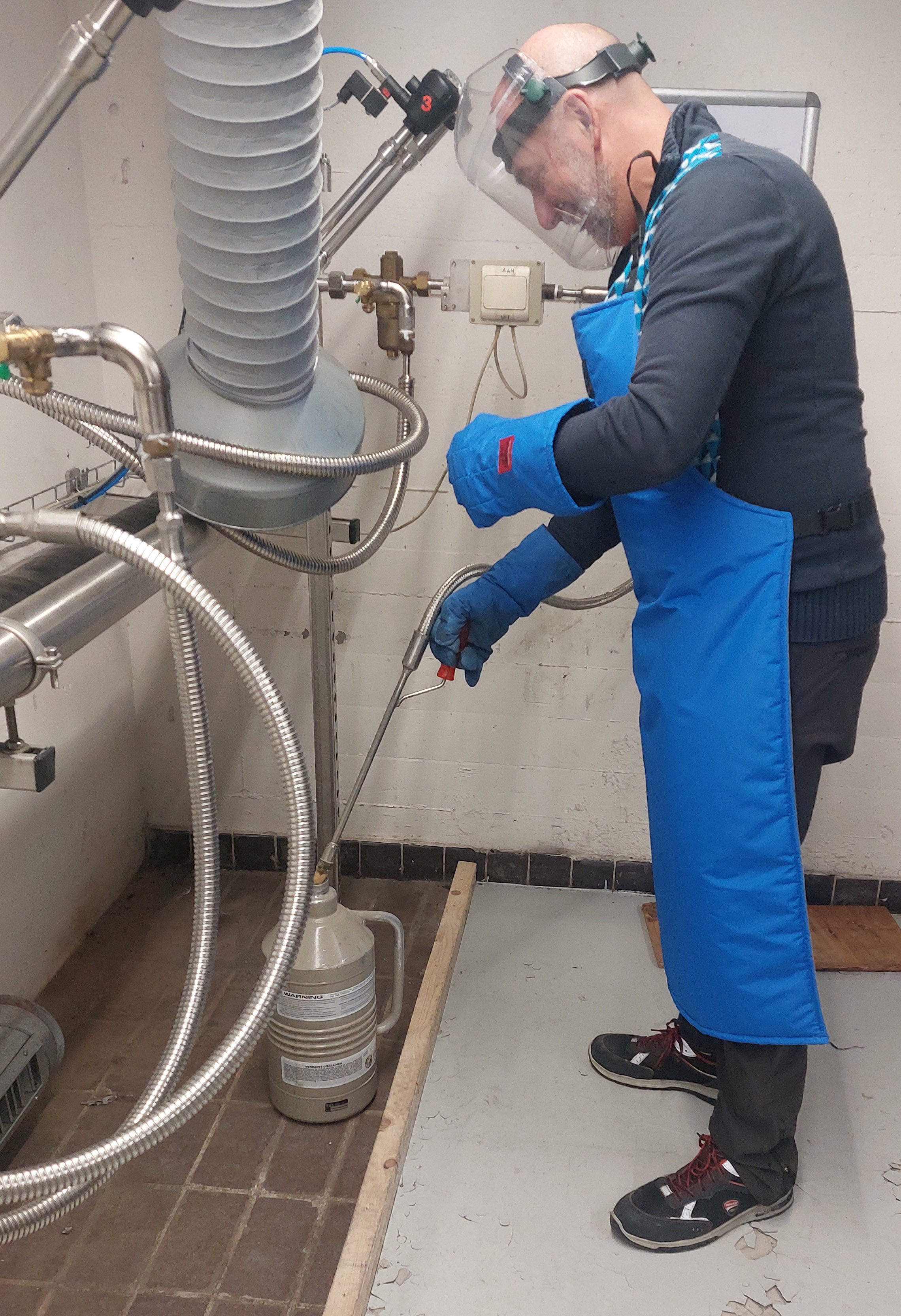 Proper working methods with cryogenic substances require, among other things, the correct clothing.