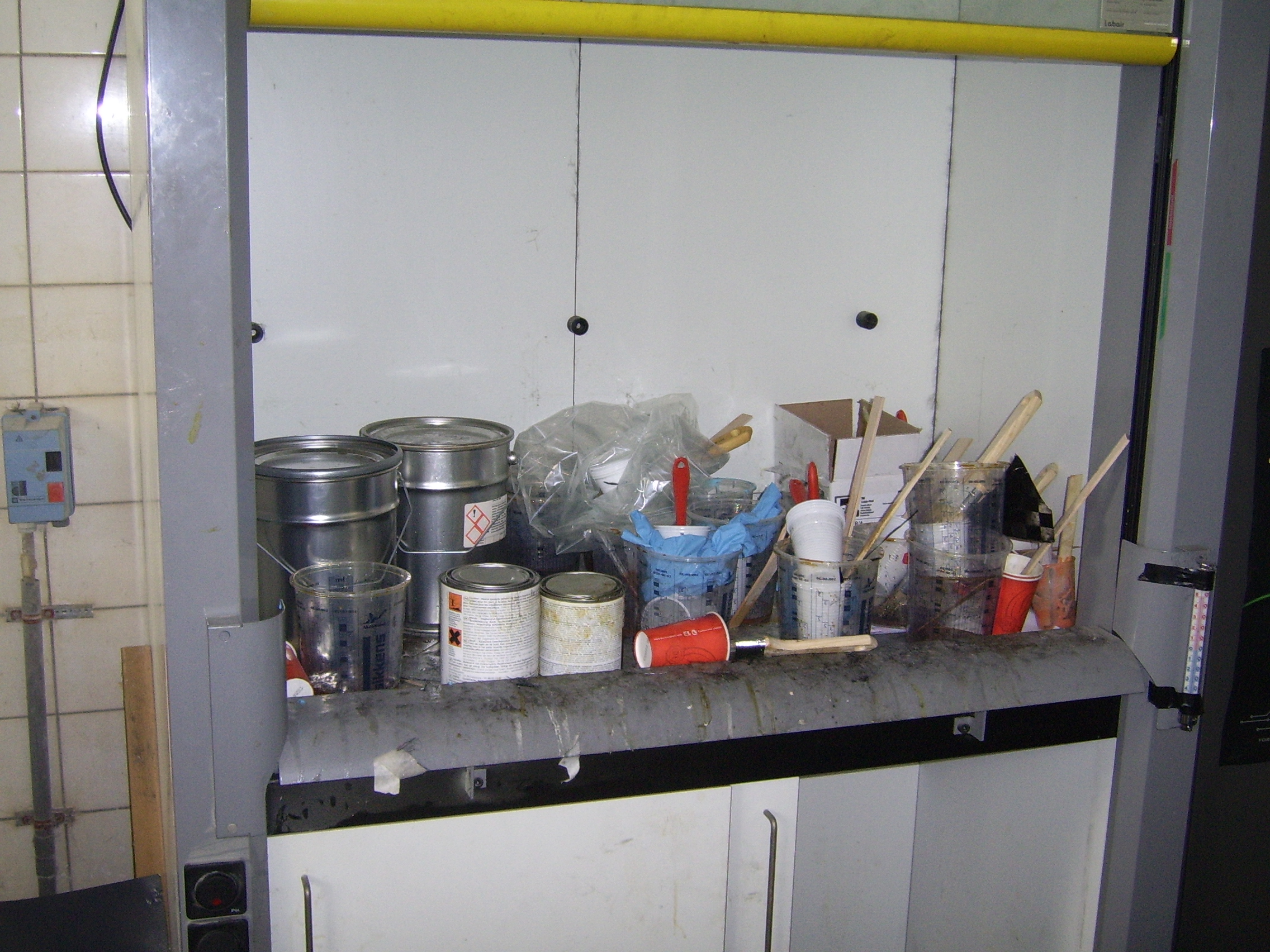 A poorly designed workplace is an invite to accidents... [Photo by HSE - TNW - TU Delft]