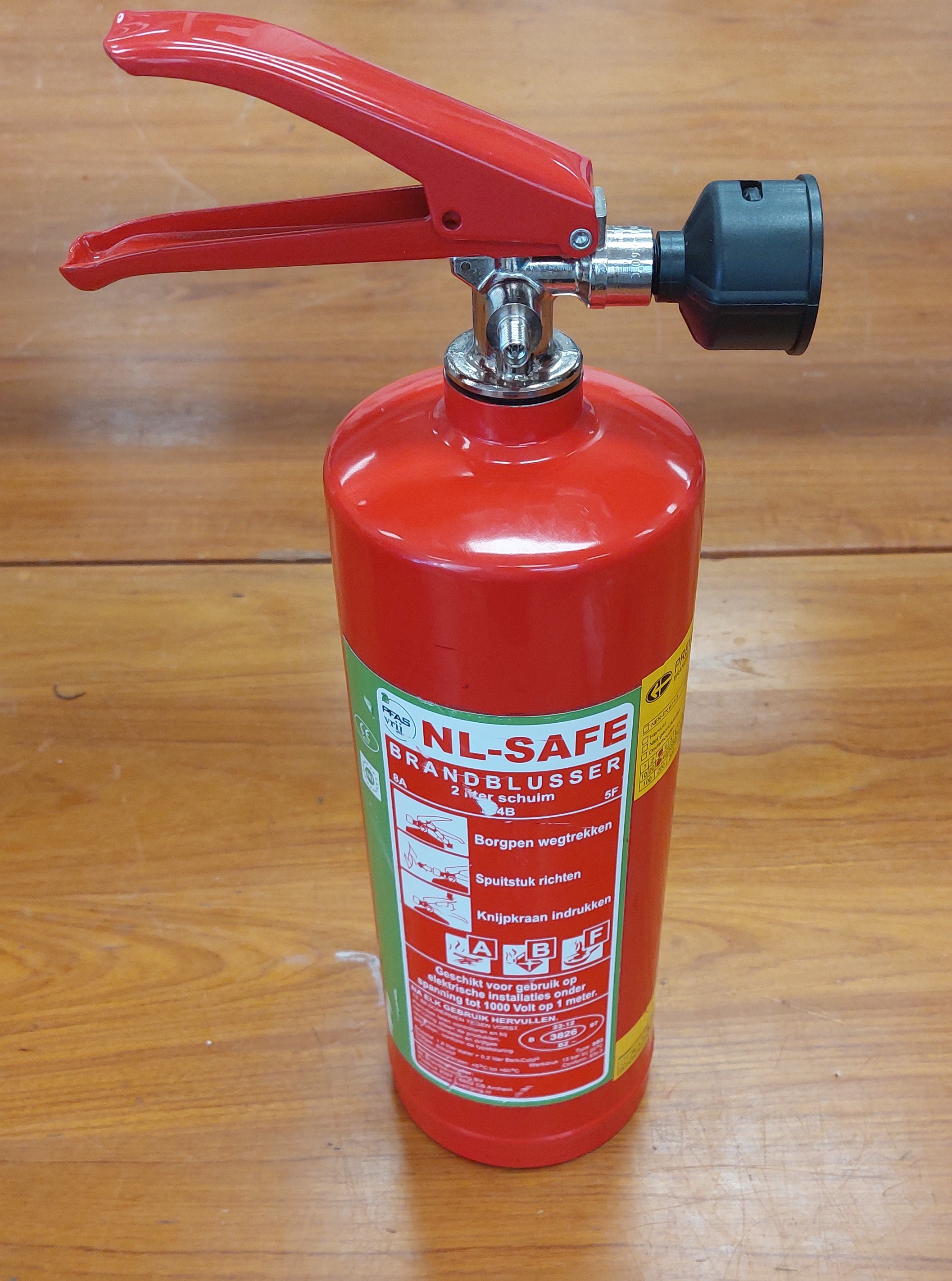 A fire extinguisher is pressured with air, when the air is released the temperature and pressure drops. Once the valve is closed again the pressure and temperature rises. This process allows to calculate the specific heat ratio.